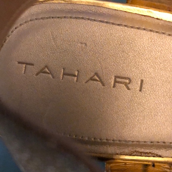 TAHARI Metallic Wedge Sandal. NWOT - Picture 3 of 4
